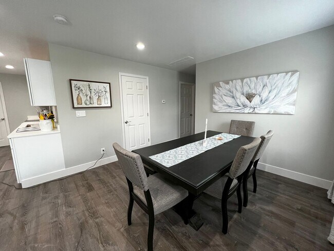 Building Photo - Fully Furnished rental with excellent central location in North cincinnati Suburbs