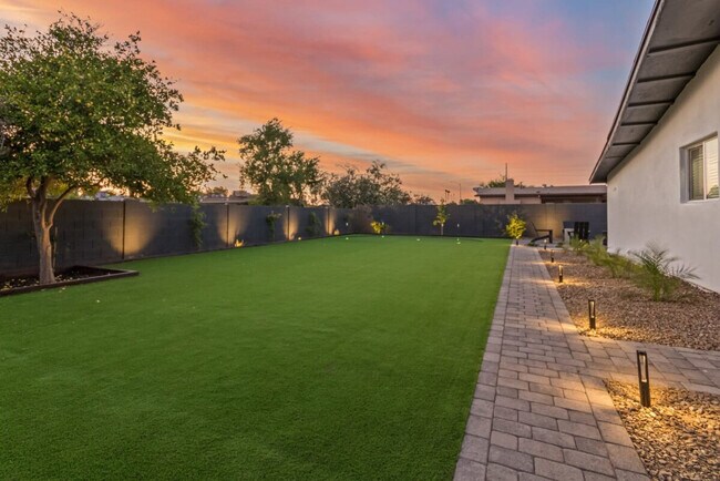 Building Photo - 5002 E Paradise Dr