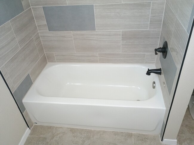 Building Photo - 1025 Valley View St