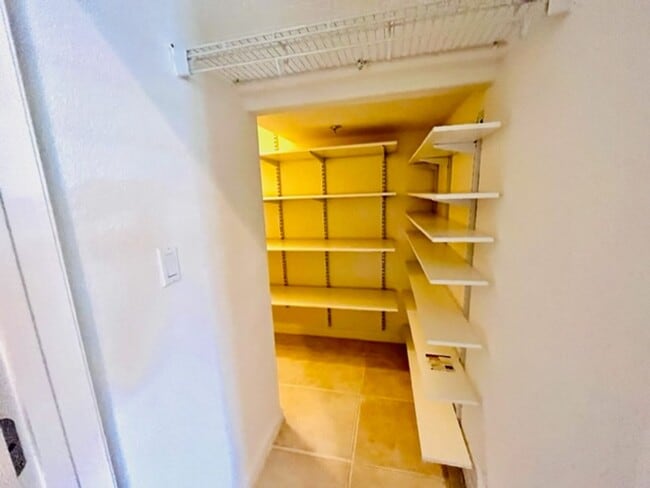 Building Photo - Beautiful 3BD/3BA, Two-Story Corner Unit C...