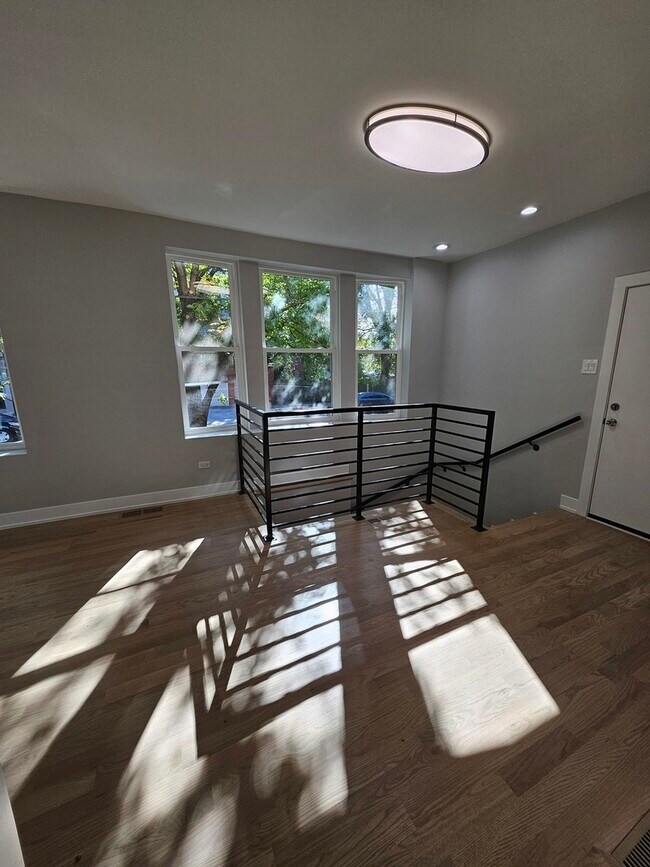 Building Photo - 901 N Francisco Ave