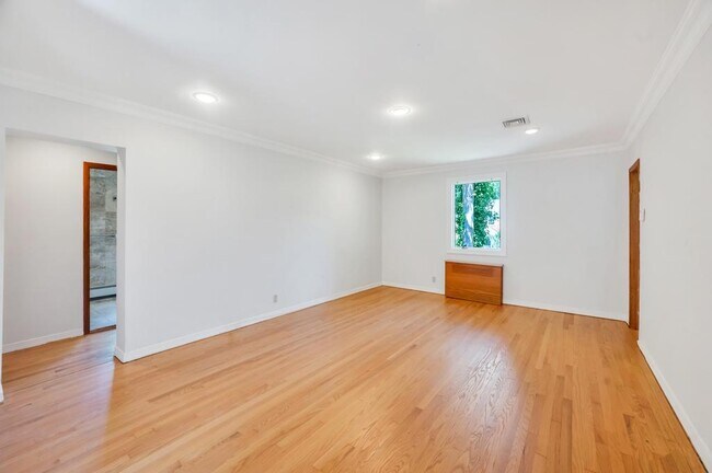 Building Photo - 18 Parkside Dr