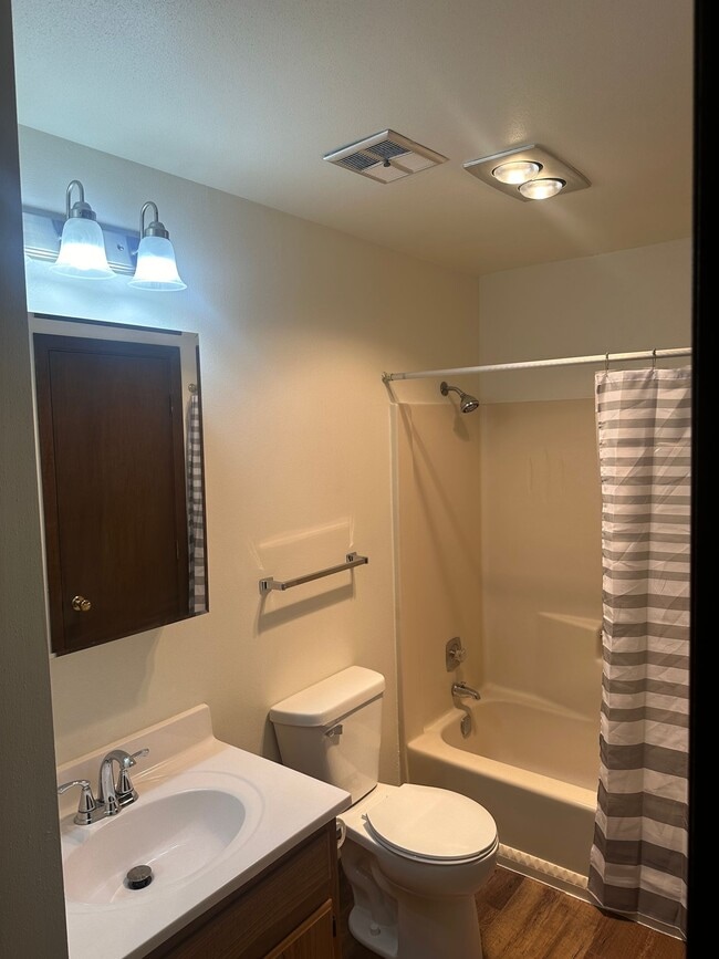 Building Photo - Immaculate Updated 2 Bedroom 1 bath
