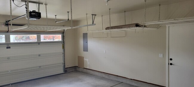 Building Photo - 108 SW Little Meadow Ln