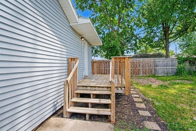 Building Photo - Completely remodeled home located on the north side of South Bend
