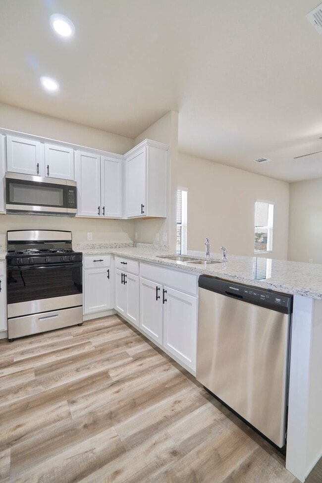 Building Photo - Hunters Ranch Beauty! 3 Bedroom 2 1/2 Bath...