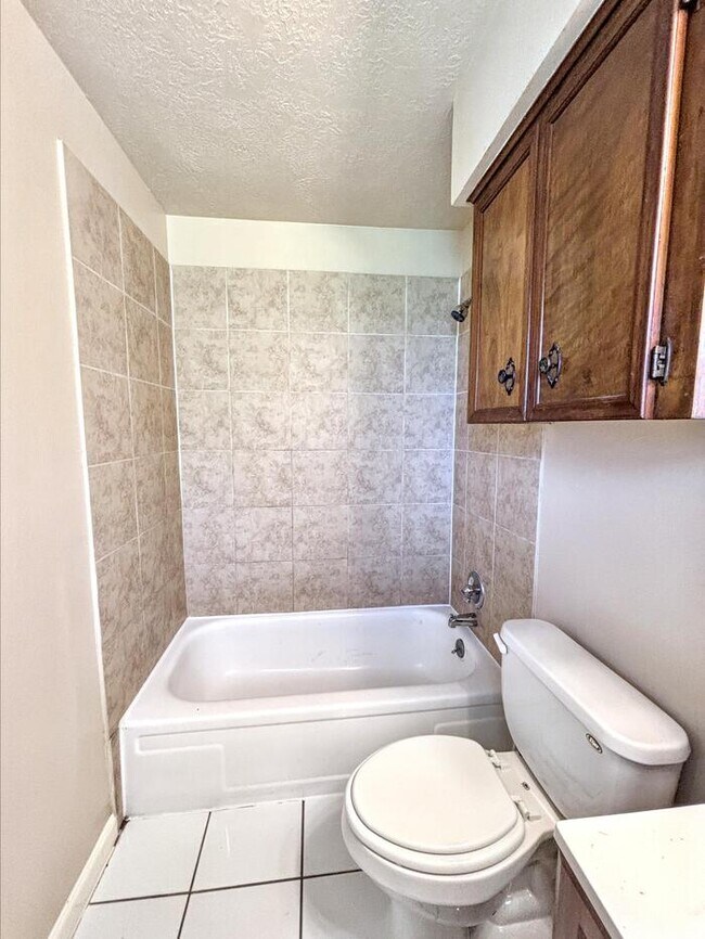 Building Photo - 3-Bedroom, 2-Bathroom Home in Convenient L...