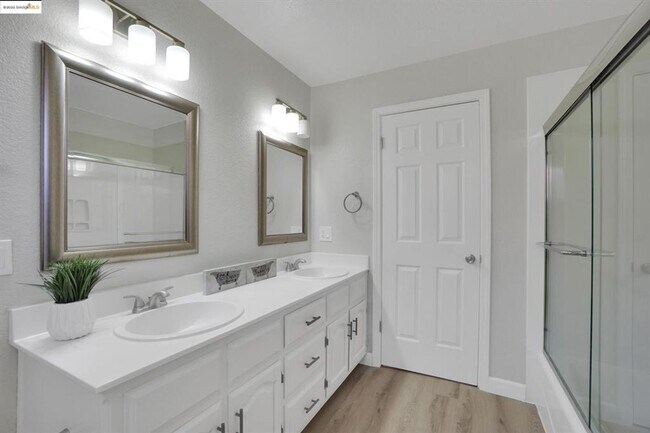 Building Photo - GREAT CUL DE SAC LOCATION IN PRIME TRACY N...