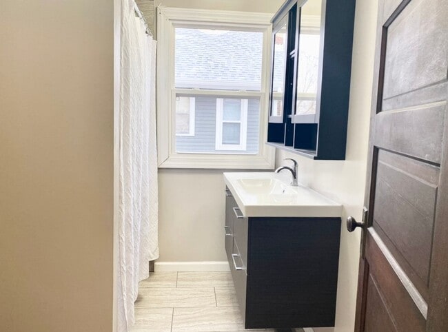 Building Photo - Stylish 2 Bedroom, 1.5 Bath Home with Vintage Charm + Modern Upgrades