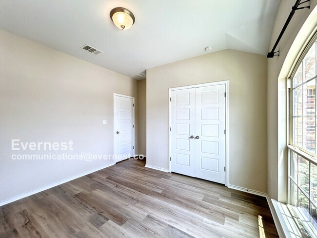 Building Photo - 5604 Bonneville Bend