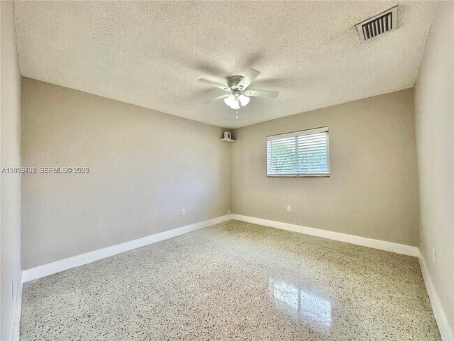 Building Photo - 10303 NW 35th Pl