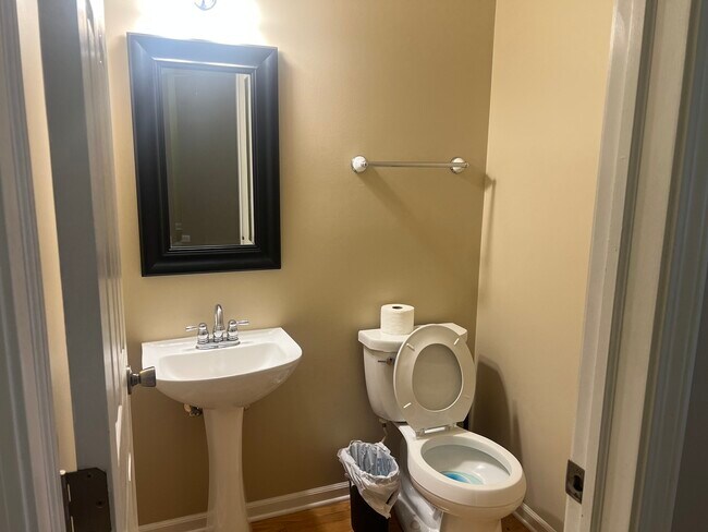 Building Photo - 2059 Orchard Ln