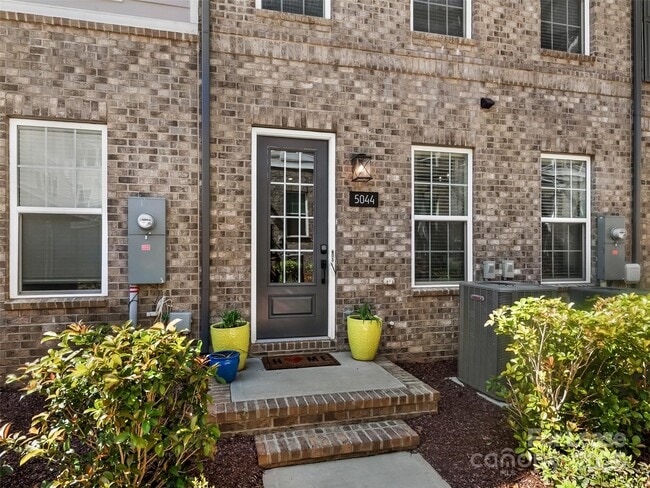 Building Photo - 5044 Harrowsmith Ln