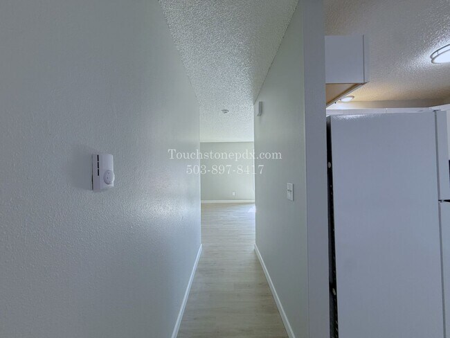 Building Photo - Bright East Portland 3 Bed Apartment Home with Two-Level Layout and Assigned Parking