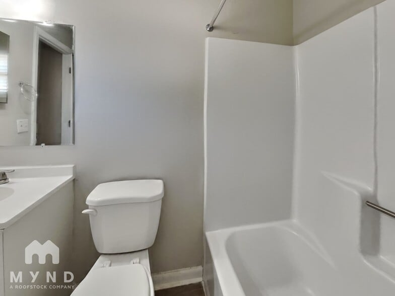 Building Photo - 2030 Voltaire St