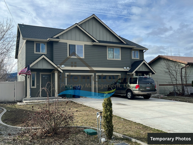 Primary Photo - Spacious 3 Bed 2 Bath Duplex in Milltown N...