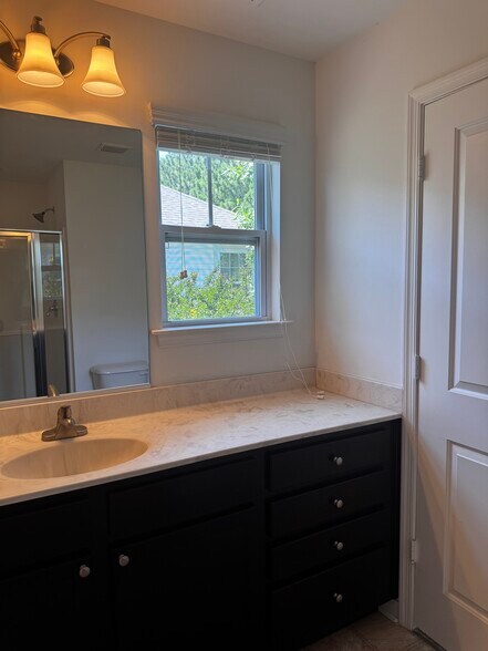 Building Photo - 4044 Clarendon Way