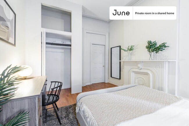 Building Photo - Private bedroom in 4 bed/2 bath Home