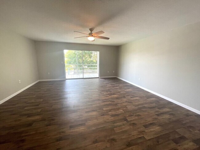 Building Photo - $500 OFF FIRST MONTH RENT • Centrally Loca...