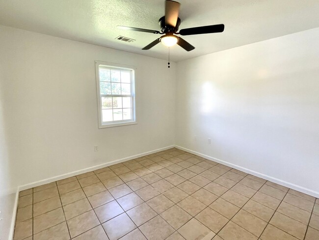 Building Photo - 2 BED / 1 Bath Apartment in Truman.  READY...