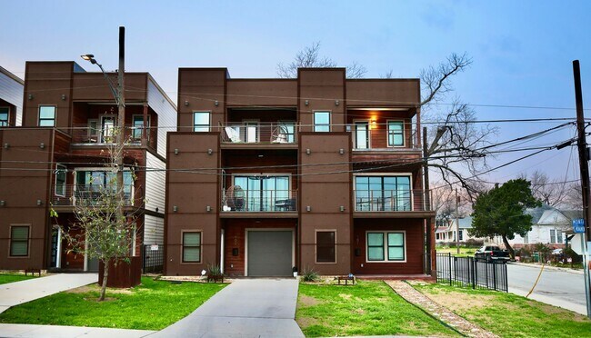 Building Photo - 902 Montana St