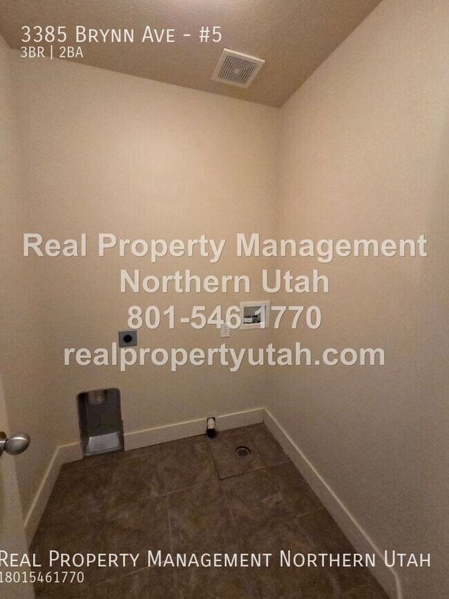 Building Photo - 3385 S Brynn Ave