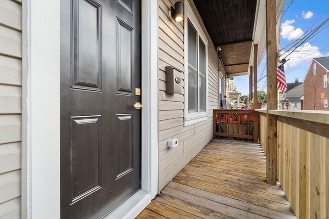 Building Photo - Beautifully renovated 4 bed, 2.5 bath, loc...