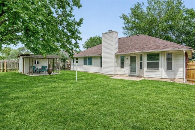 Building Photo - 203 Pin Oak Dr