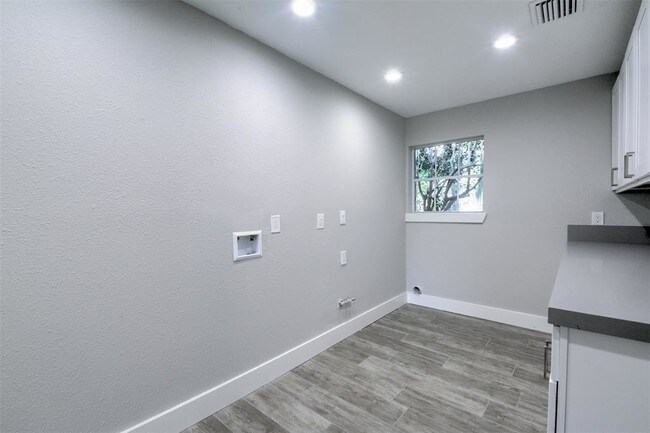 Building Photo - 915 Brook Forest Dr
