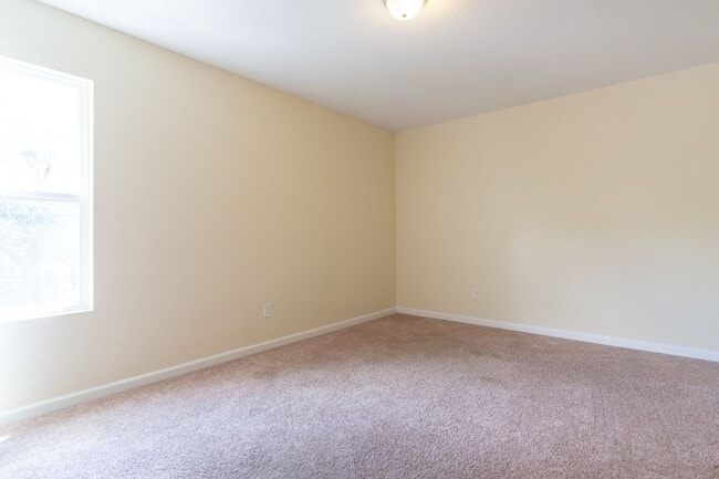 Building Photo - MOVE IN READY 3 Bedroom!