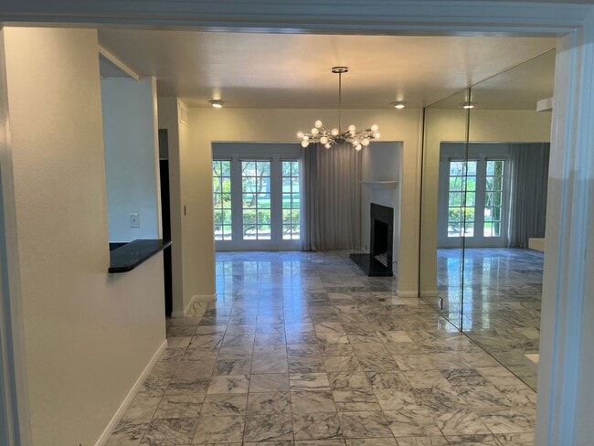 Building Photo - Las Vegas Country Club. Modernized and Upg...