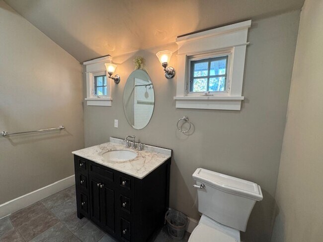 Building Photo - Gorgeous 5 bedroom, 4.5 bath, Westside Dan...