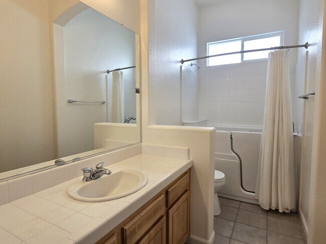 Building Photo - Beautiful single story home with over 1600...