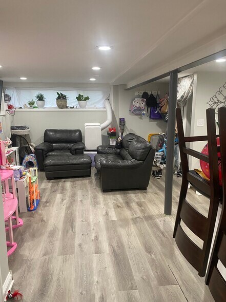 Building Photo - 5530 N Mango Ave