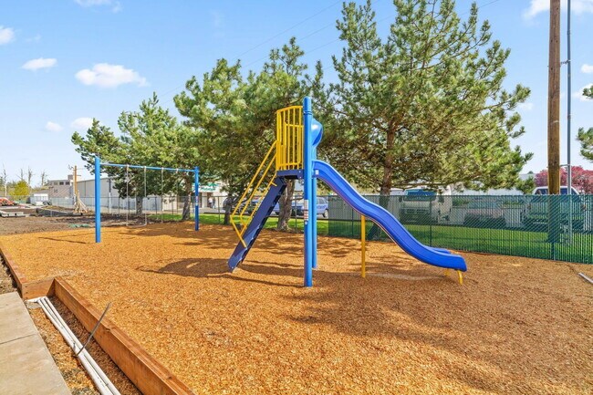 Building Photo - 2901 SE Salem Ave