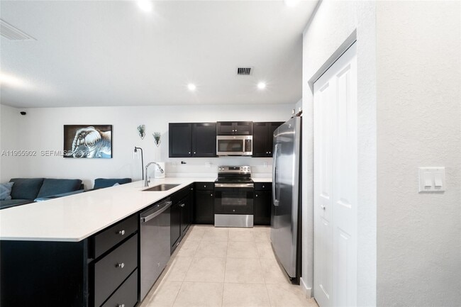 Building Photo - 1050 W Davis Pkwy