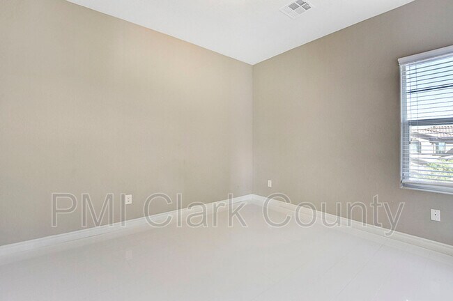 Building Photo - 320 Oakrun Ct