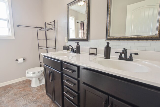 Building Photo - Pet Friendly Three Bedroom!
