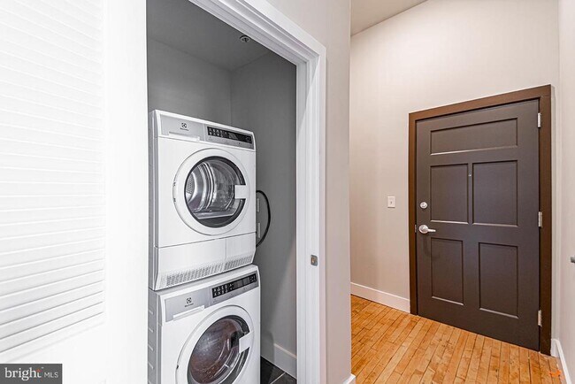 Building Photo - 1300 S 19th St