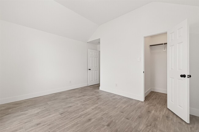 Building Photo - 3143 Oakwood Run Dr