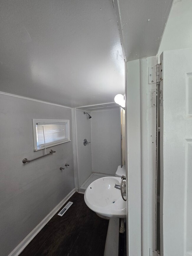 Building Photo - Rent ready renovated House