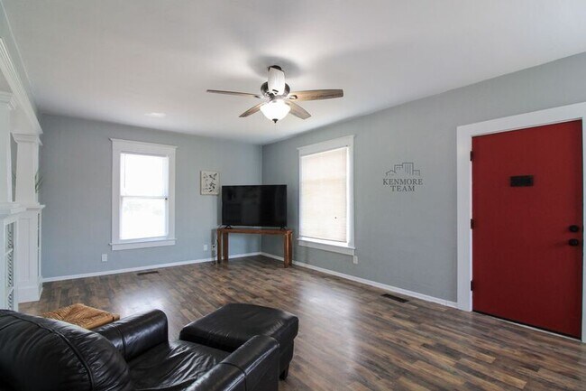 Building Photo - 310 N 2nd Ave