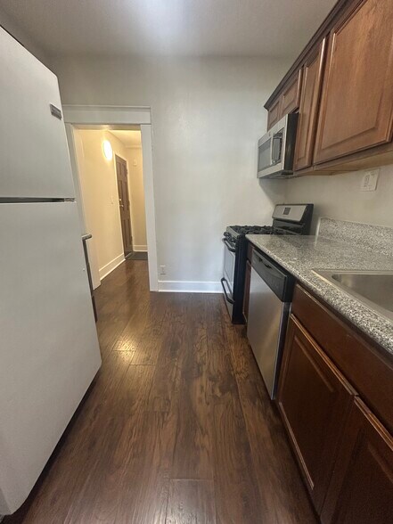 kitchen - 642 E 10th St