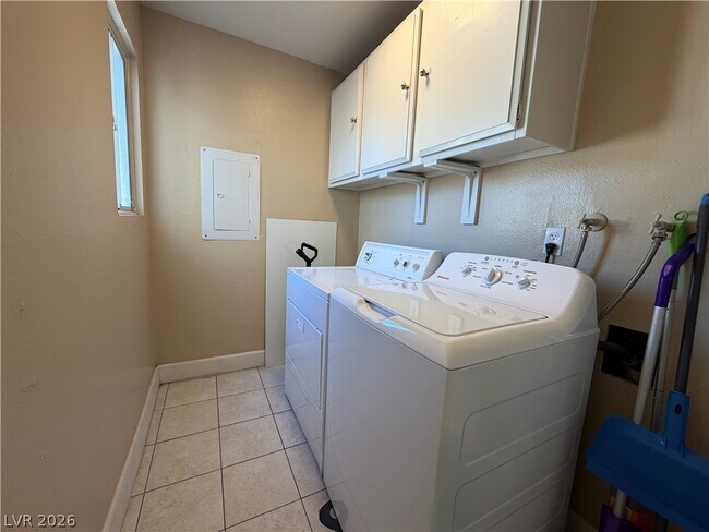 Building Photo - 570 Willow Green Dr