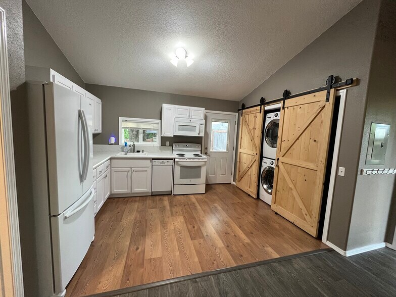 Kitchen/laundry/utilities - 2832 Indigo Way