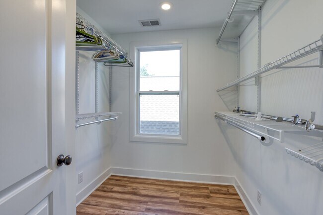 Building Photo - HOUSE FOR RENT