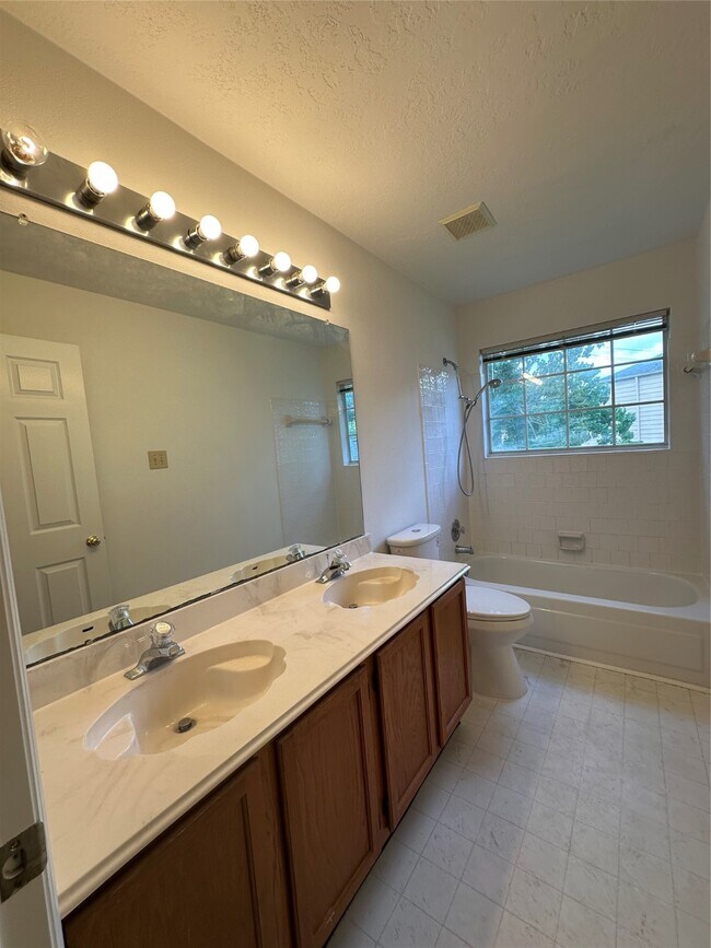 Building Photo - 14202 Misty Knoll Ct