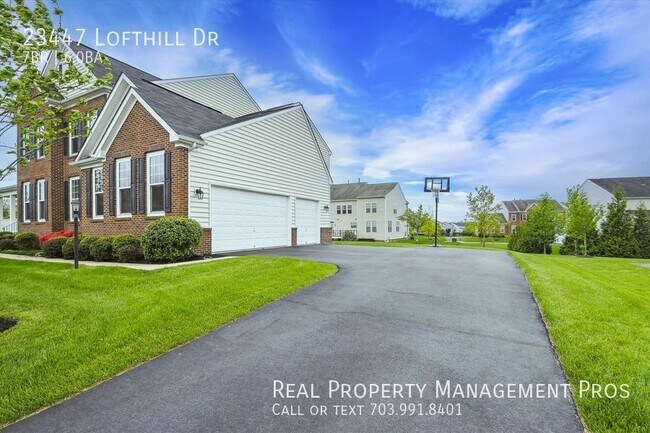 Building Photo - Beautifully Maintained 7 Bedroom 6 Bath Ho...