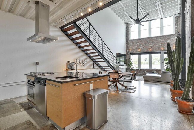 Building Photo - 675 Greenwood Ave NE