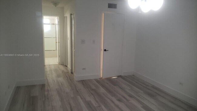 Building Photo - 443 NE 195th St